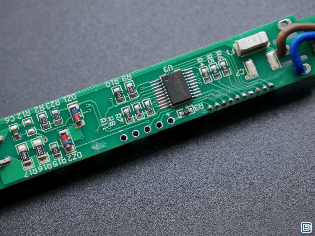 Noel-90W-Digital-Temperature-Controlled-Soldering-Iron-Revew-and-Teardown-Microcontroller-Close-Up-CIRCUITSTATE-Electronics-1