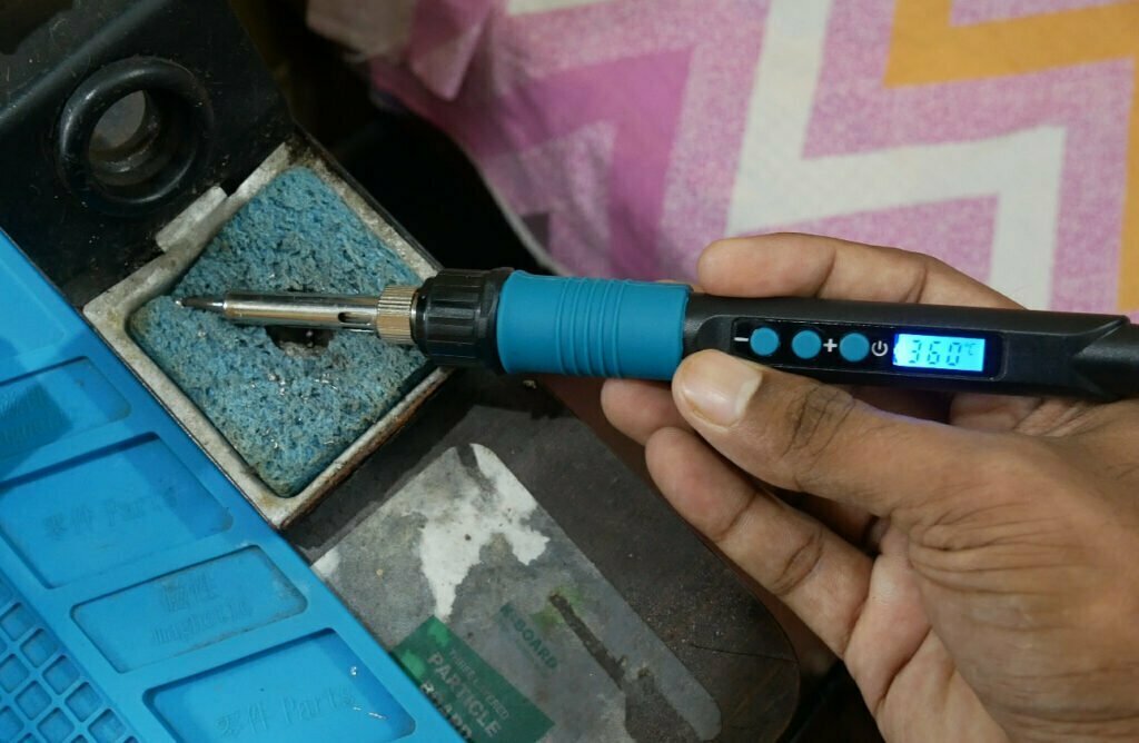 Noel-90W-Digital-Temperature-Controlled-Soldering-Iron-Revew-and-Teardown-No-Temperature-Change-CIRCUITSTATE-Electronics-1
